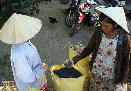 Kỳ lạ chợ bán tro rơm Trà Thôn